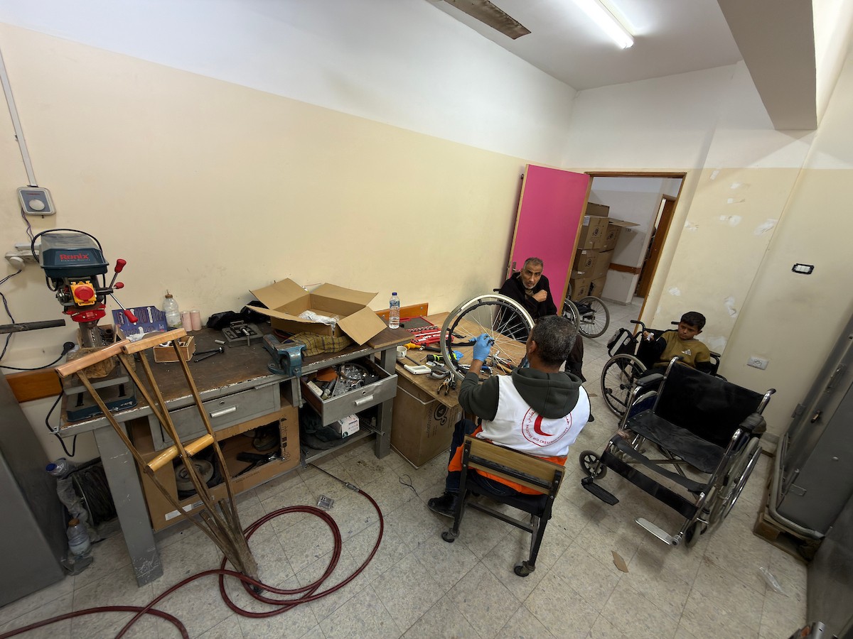 الفلسطيني رمزي الفجم يصلح كراسي متحركة لجرحى قطاع غزة متحديا إعاقته الشخصية ونقص المعدات الطبية ، خان يونس، جنوب قطاع غزة، 20 يناير/كانون الثاني 2026 تصوير: محمد سلامة / وكالة الأنباء الفلسطينية (APA Images)