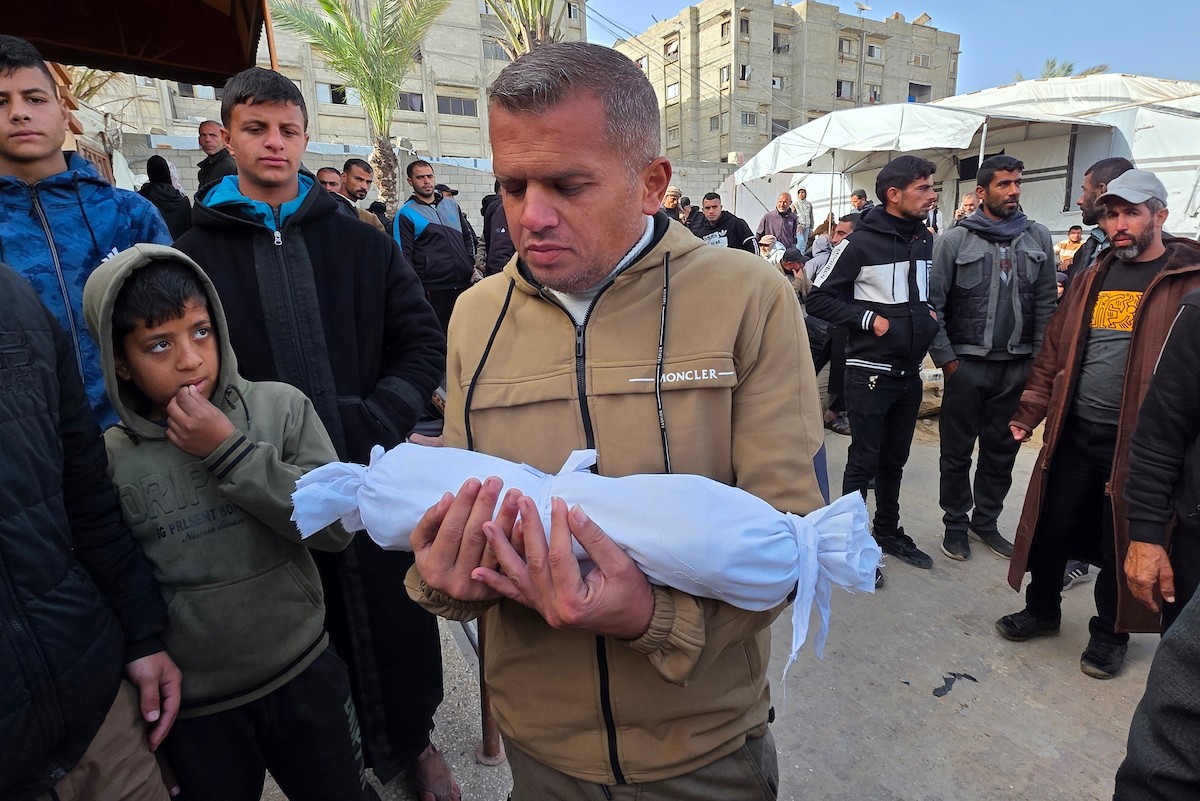 ينعى الفلسطينيون جثمان الطفلة سجود عليان في مجمع ناصر الطبي بمدينة خان يونس، جنوب قطاع غزة، في 24 يناير/كانون الثاني 2026، بعد سبعة أيام من ولادتها. (صورة: طارق محمد/وكالة الأنباء الفلسطينية)