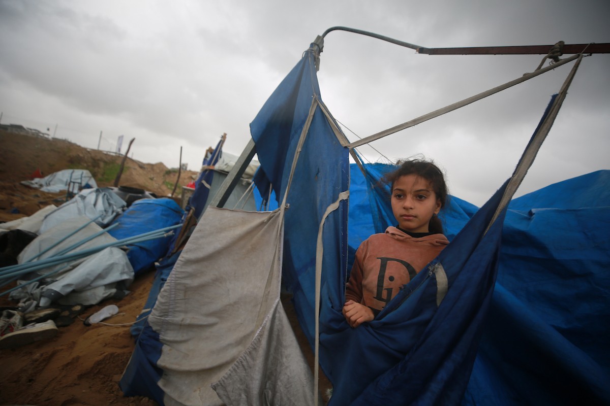 يحاول فلسطينيون استعادة ممتلكاتهم من موقع غارة جوية إسرائيلية استهدفت خيامًا في مدينة غزة ليلة أمس، 9 يناير/كانون الثاني 2026. صورة: عمر أشتوي