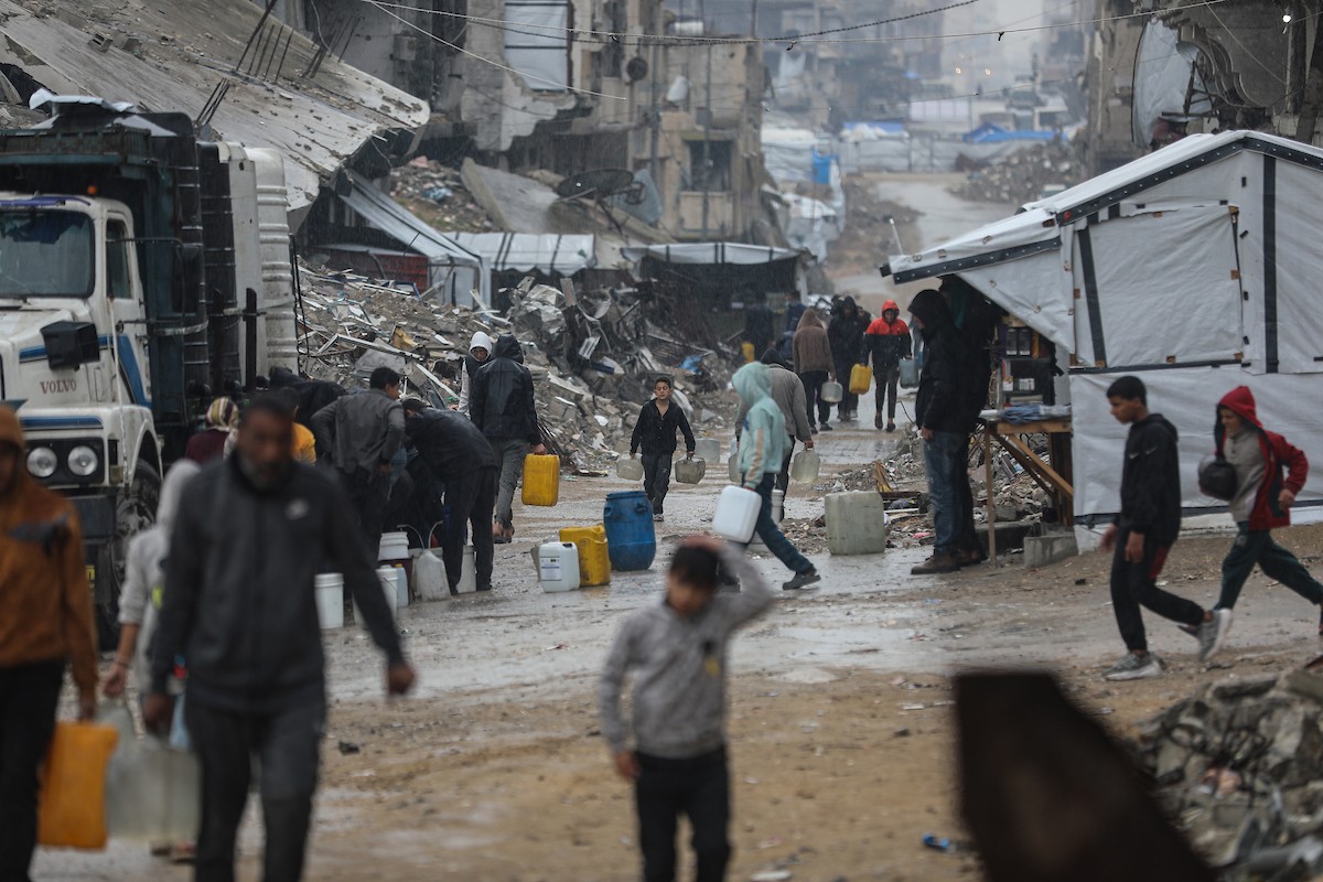 يواصل الفلسطينيون النازحون، الذين لجأوا إلى خيام مؤقتة ومدارس أو منازل متضررة بشدة، حياتهم وسط الأزمة الإنسانية المستمرة الناجمة عن الحصار الإسرائيلي في مخيم جباليا، شمال قطاع غزة، في 18 يناير/كانون الثاني 2026. صورة: عمر أشتوي