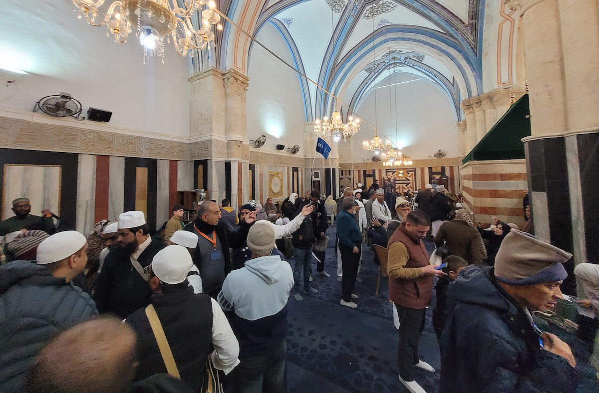 تجمّع فلسطينيون في الحرم الإبراهيمي بالخليل، الضفة الغربية، لإحياء ذكرى الإسراء والمعراج، رغم القيود الإسرائيلية وحظر الصلاة داخل المسجد، في 17 يناير/كانون الثاني 2026. (صورة: مأمون وزواز)