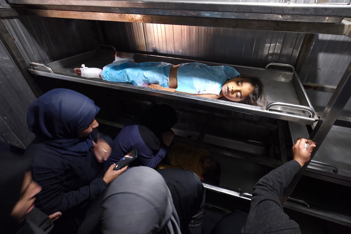 ينعى الفلسطينيون أرواح ذويهم بعد أن استهدفت القوات الإسرائيلية خيمةً تؤوي نازحين مدنيين بطائرة مسيرة في خان يونس جنوب قطاع غزة في 31 يناير/كانون الثاني 2026. (صورة: طارق محمد)