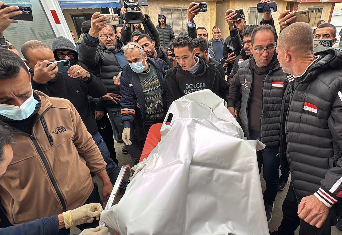 وصلت ثلاث جثث إلى مستشفى شهداء الأقصى في دير البلح، من بينها جثة صحفي، نتيجة هجومين إسرائيليين منفصلين، أحدهما شرق مخيم البريج والآخر في مدينة الزهراء وسط قطاع غزة. 21 يناير/كانون الثاني 2026. صورة: أحمد إبراهيم