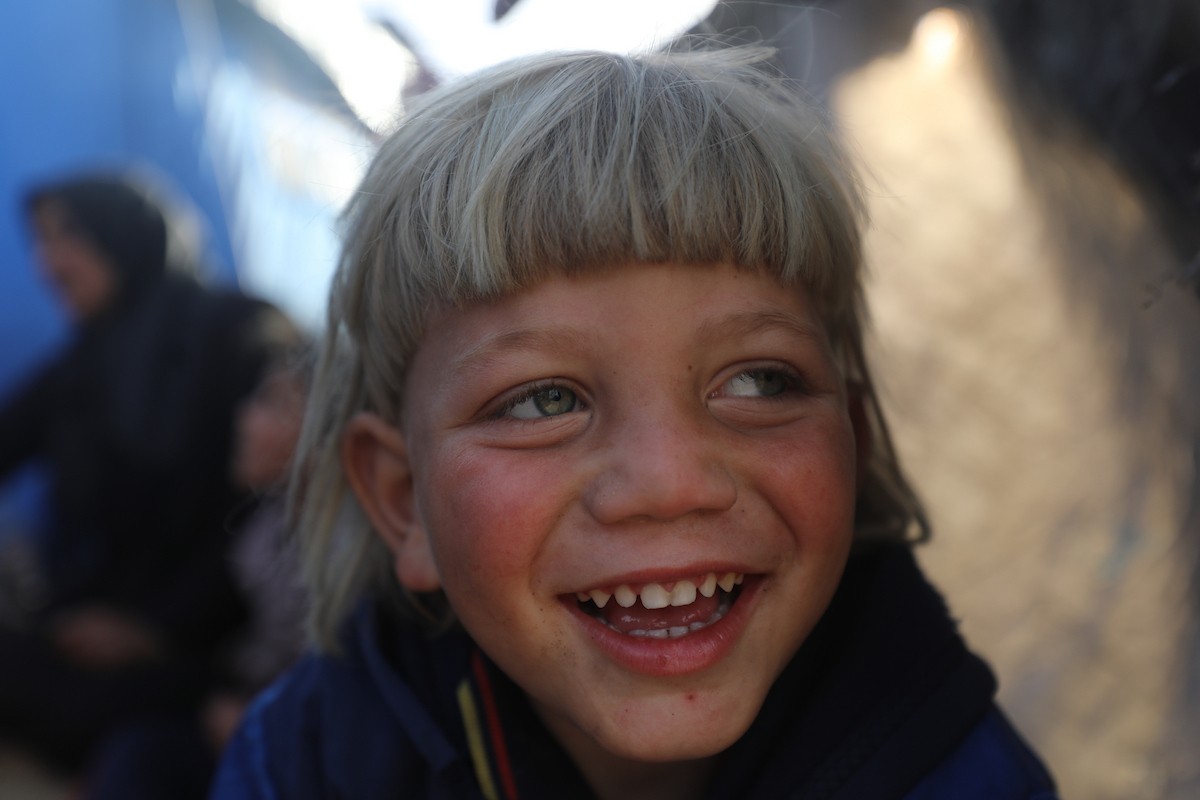 كفاح صبح (38 عامًا) فلسطينية، تكافح لإعالة أسرتها داخل خيمة ممزقة في مدينة غزة، وسط ظروف معيشية قاسية ونقص شبه تام في الضروريات الأساسية. 29 يناير/كانون الثاني 2026. تصوير: عمر أشتوي