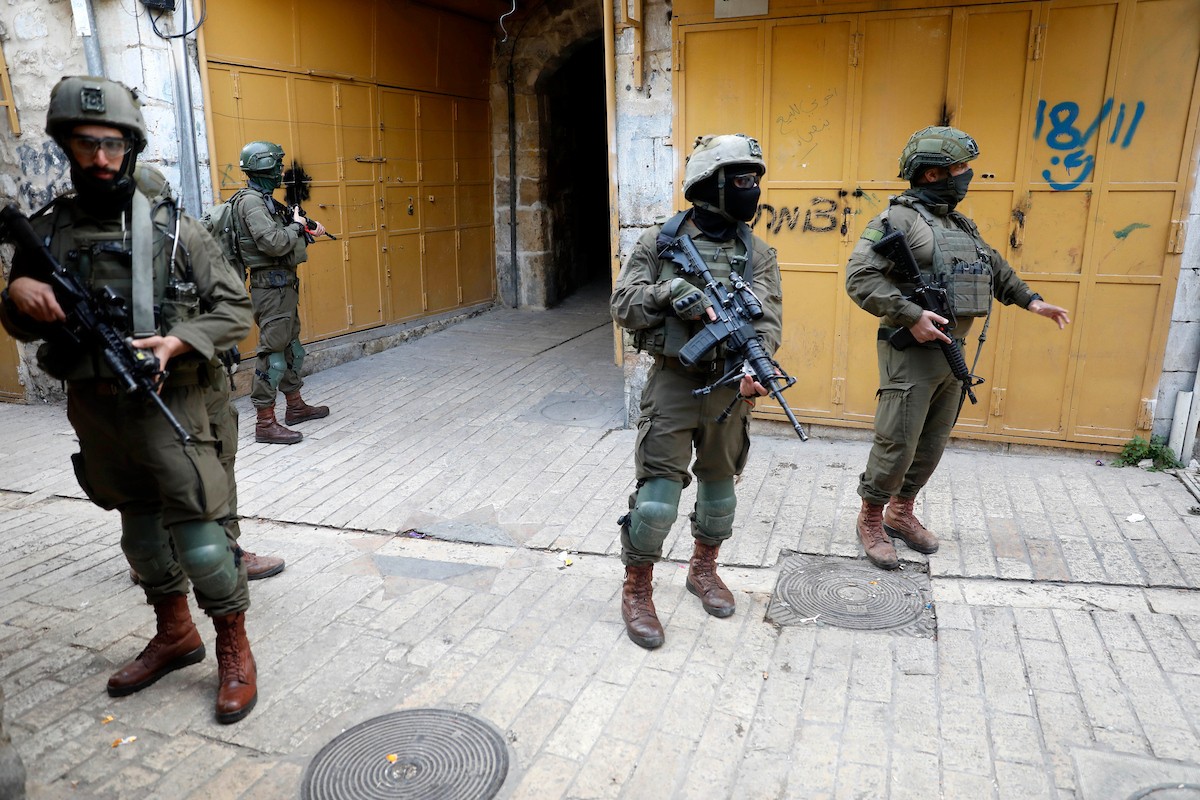 جنود إسرائيليون يتخذون إجراءات أمنية مشددة بإغلاق مداخل ومخارج منطقة البلدة القديمة في الخليل، الضفة الغربية، في 24 يناير/كانون الثاني 2026، خلال اقتحام  مستوطنون يهود البلدة(صورة: مأمون وزواز)
