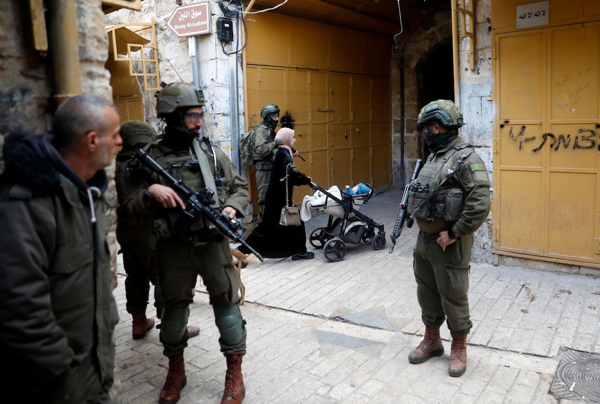 جنود إسرائيليون يتخذون إجراءات أمنية مشددة بإغلاق مداخل ومخارج منطقة البلدة القديمة في الخليل، الضفة الغربية، في 24 يناير/كانون الثاني 2026، خلال اقتحام  مستوطنون يهود البلدة(صورة: مأمون وزواز)