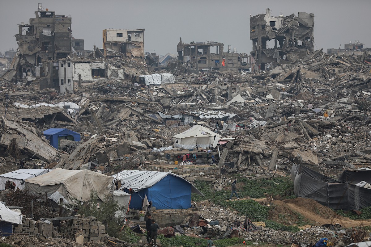 يواصل الفلسطينيون النازحون، الذين لجأوا إلى خيام مؤقتة ومدارس أو منازل متضررة بشدة، حياتهم وسط الأزمة الإنسانية المستمرة الناجمة عن الحصار الإسرائيلي في مخيم جباليا، شمال قطاع غزة، في 18 يناير/كانون الثاني 2026. صورة: عمر أشتوي