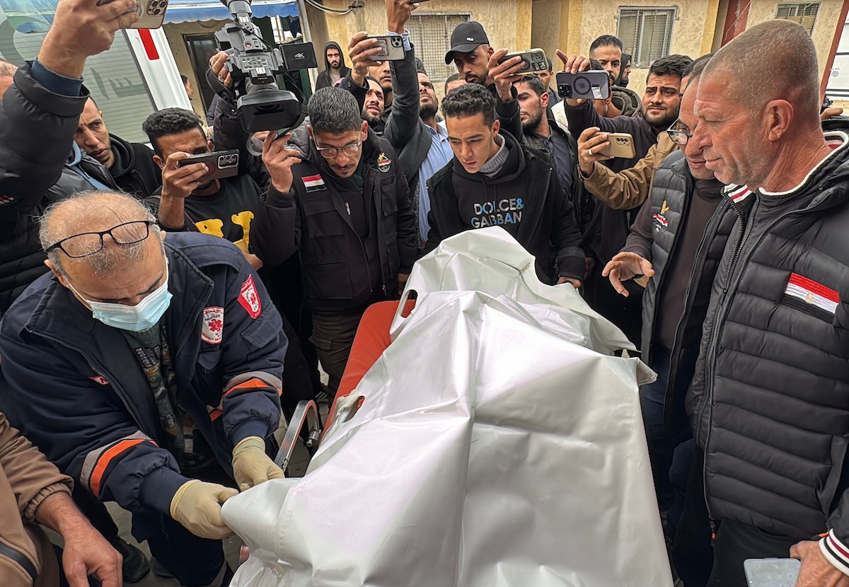 وصلت ثلاث جثث إلى مستشفى شهداء الأقصى في دير البلح، من بينها جثة صحفي، نتيجة هجومين إسرائيليين منفصلين، أحدهما شرق مخيم البريج والآخر في مدينة الزهراء وسط قطاع غزة. 21 يناير/كانون الثاني 2026. صورة: أحمد إبراهيم