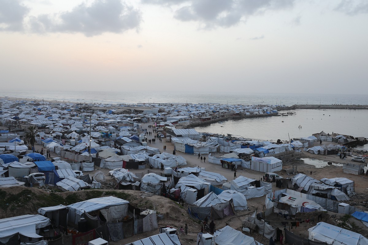 لقطاتٌ عامةٌ لخيامَ النازحين مُكدّسةً في ميناء مدينة غزة المُدمّر، ما يعكس ظروفًا معيشيةً مُزرية. ولا تزال الحياة اليومية صعبةً للغاية بالنسبة لغالبية السكان، 23 يناير/كانون الثاني 2026. صورة: عمر أشتوي