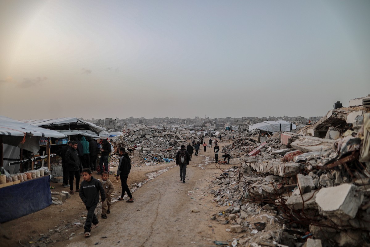 يُكافح الفلسطينيون النازحون لمواصلة حياتهم اليومية وسط الأنقاض التي خلّفتها الهجمات الإسرائيلية في جباليا، شمال قطاع غزة، في 12 يناير/كانون الثاني 2026. صورة: عمر أشتوي