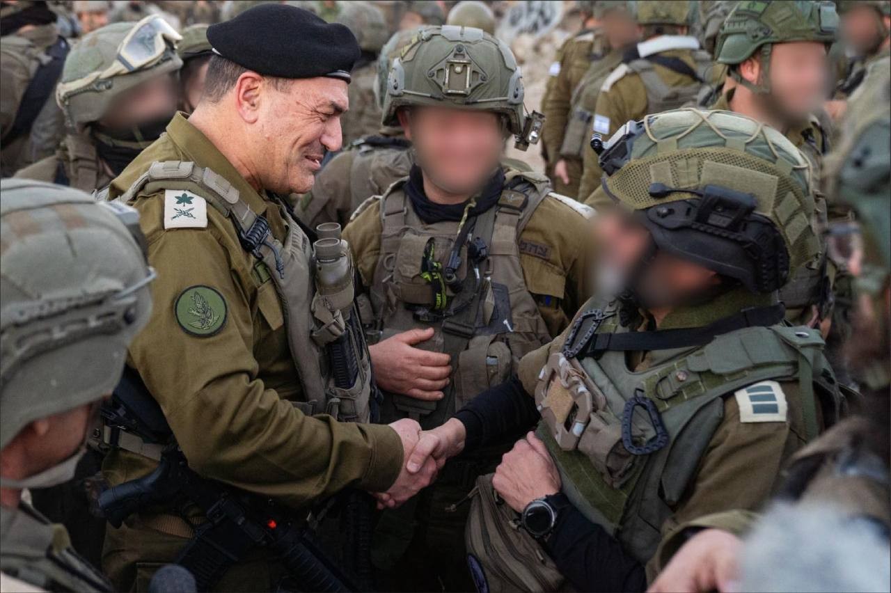 رئيس الأركان الإسرائيلي ايال زمير وقائد المنطقة الجنوبية اللواء يانيف عاسور وقادة الفرق  يؤدون التحية العسكرية للمساعد ران غفيلي.jpg