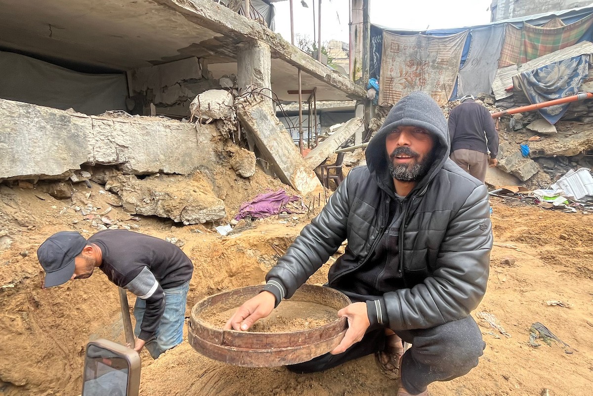 على مدى 160 يومًا، استخدم الفلسطيني اسماعيل ابو حماد، البالغ من العمر 45 عامًا، مجرفة وفأسًا ومنخلًا في محاولة للعثور على رفات عائلته بعد أن فقد زوجته وأطفاله الستة في هجوم إسرائيلي على حي الصبرة بمدينة غزة ، 19 يناير/كانون الثاني 2026. (صورة: مطر الزاق)