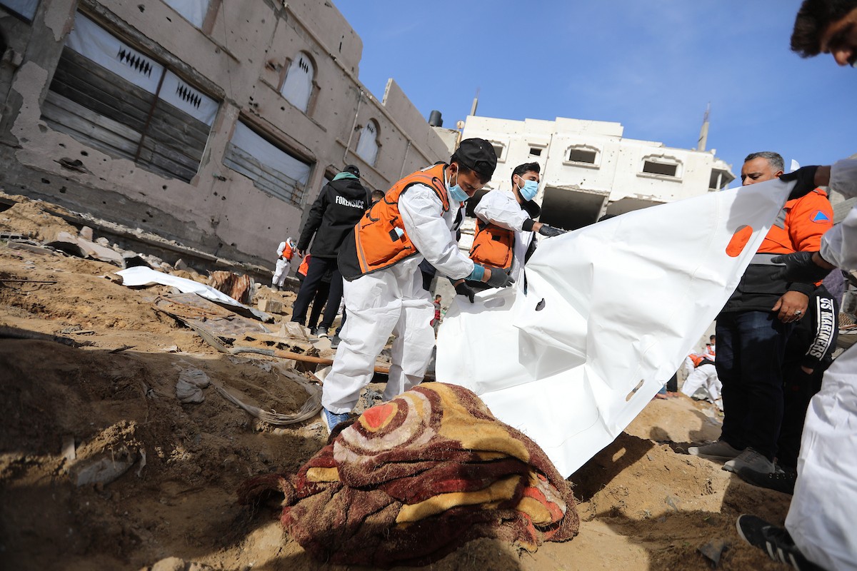 استخراج رفات 50 شهيدا دفنت خلال حرب الإبادة على قطاع غزة، من مقبرة مؤقتة في ساحات مسجد صلاح الدين بحي الزيتون، لنقلها إلى مقبرة دائمة في مدينة غزة، 25 يناير/كانون الثاني 2026. صورة: عمر أشتوي