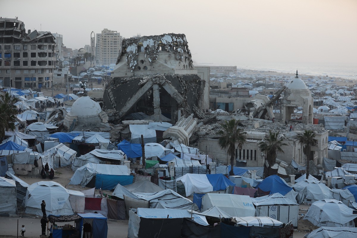 لقطاتٌ عامةٌ لخيامَ النازحين مُكدّسةً في ميناء مدينة غزة المُدمّر، ما يعكس ظروفًا معيشيةً مُزرية. ولا تزال الحياة اليومية صعبةً للغاية بالنسبة لغالبية السكان، 23 يناير/كانون الثاني 2026. صورة: عمر أشتوي