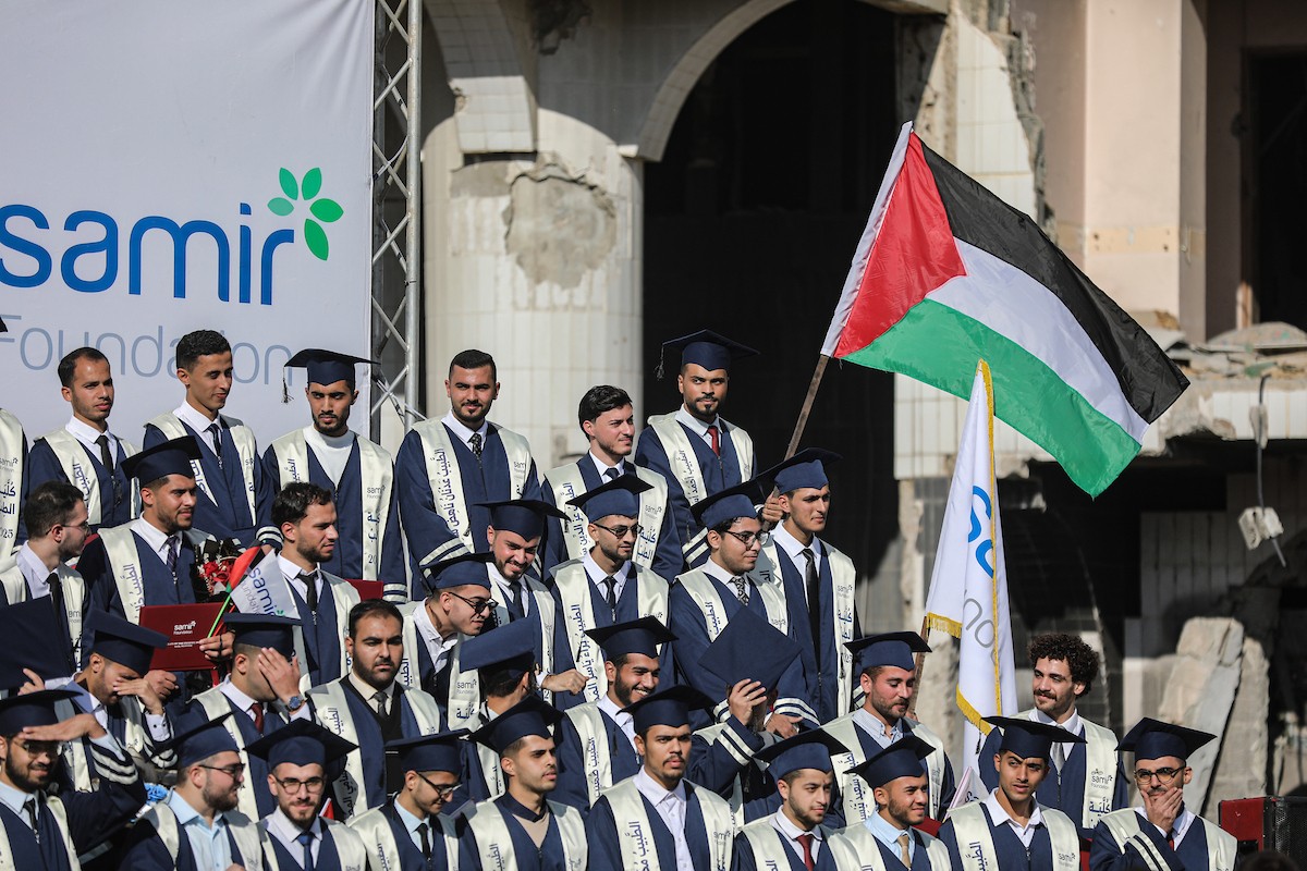 حفل تخرج لـ ٢٣٠ طالبًا وطالبةً في كلية الطب بمجمع الشفاء الطبي (مستشفى الشفاء)، الذي تضرر بشدة جراء الهجمات العسكرية الإسرائيلية على مدينة غزة في ٣ يناير/كانون الثاني ٢٠٢٦. صورة: عمر أشتوي