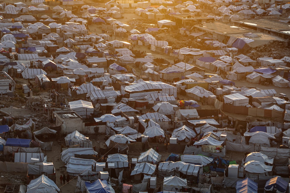 مشاهد عامة لخيام النازحين على شاطئ مدينة غزة. يعاني النازحون معاناة مضاعفة من ويلات النزاع وقسوة الأحوال الجوية، إذ لا توفر الخيام أي حماية من برد الشتاء القارس والأمطار الغزيرة، 3 يناير/كانون الثاني 2026. تصوير: عمر أشتوي