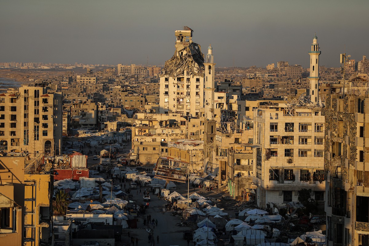 مشاهد عامة لخيام النازحين على شاطئ مدينة غزة. يعاني النازحون معاناة مضاعفة من ويلات النزاع وقسوة الأحوال الجوية، إذ لا توفر الخيام أي حماية من برد الشتاء القارس والأمطار الغزيرة، 3 يناير/كانون الثاني 2026. تصوير: عمر أشتوي