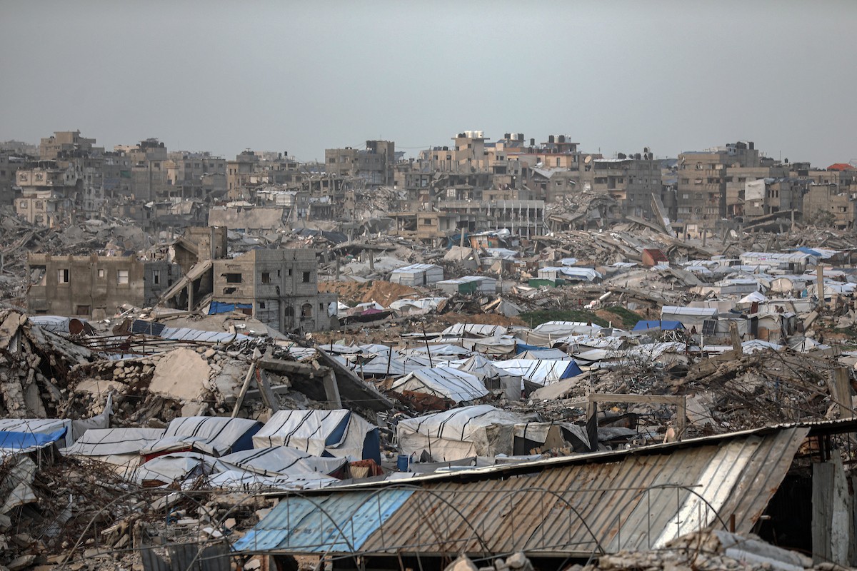 يُكافح الفلسطينيون النازحون لمواصلة حياتهم اليومية وسط الأنقاض التي خلّفتها الهجمات الإسرائيلية في جباليا، شمال قطاع غزة، في 12 يناير/كانون الثاني 2026. صورة: عمر أشتوي