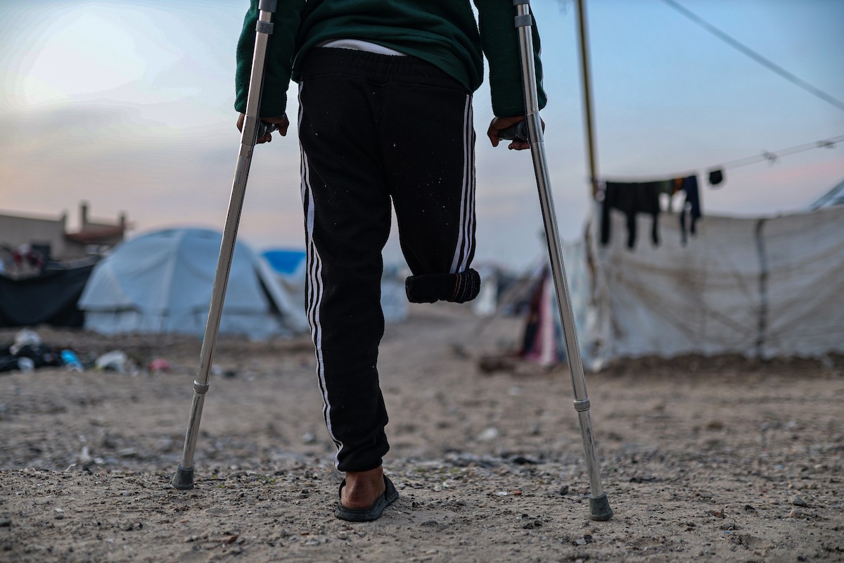 الطفل عمر حلاوة (13عاما) يزور مكان دفن ساقه المبتور يوميا، بعد إصابته في غارة إسرائيلية خلال الحرب على غزة، 31 ديسمبر/كانون الأول 2025. تصوير: عمر أشتوي