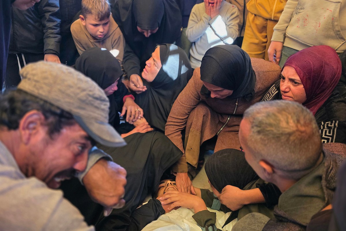 ودّع فلسطينيون فراس أحمد أبو شنب وأحمد حسام نعيم، اللذين استشهدا بنيران الجيش الإسرائيلي في خان يونس، جنوب قطاع غزة. 2 يناير/كانون الثاني 2026. صورة: طارق محمد