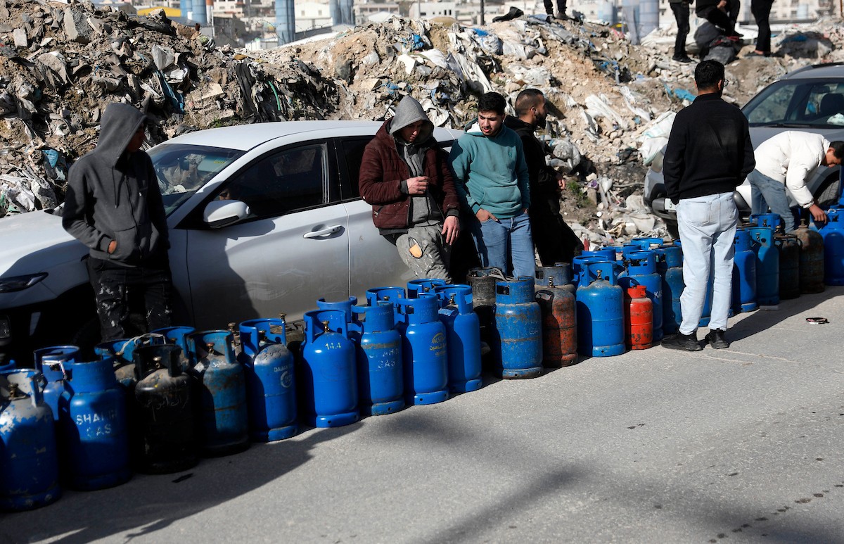 اصطفّ المواطنون في طوابير طويلة أمام محطات تعبئة الغاز في الخليل، وسط مخاوف من تفاقم أزمة نقص الغاز في الضفة الغربية،، 25 يناير/كانون الثاني 2026. صورة: مأمون وزواز