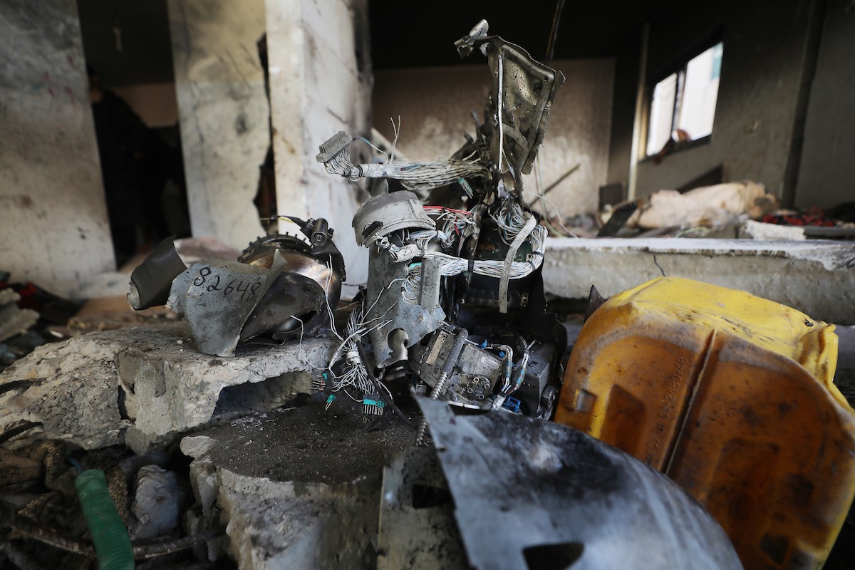 فلسطينيون يمرون أمام مبنى سكني تضرر جراء غارة عسكرية إسرائيلية أسفرت عن سقوط عدد من الضحايا في مدينة غزة، السبت 31 يناير/كانون الثاني 2026. صورة: عمر أشتوي