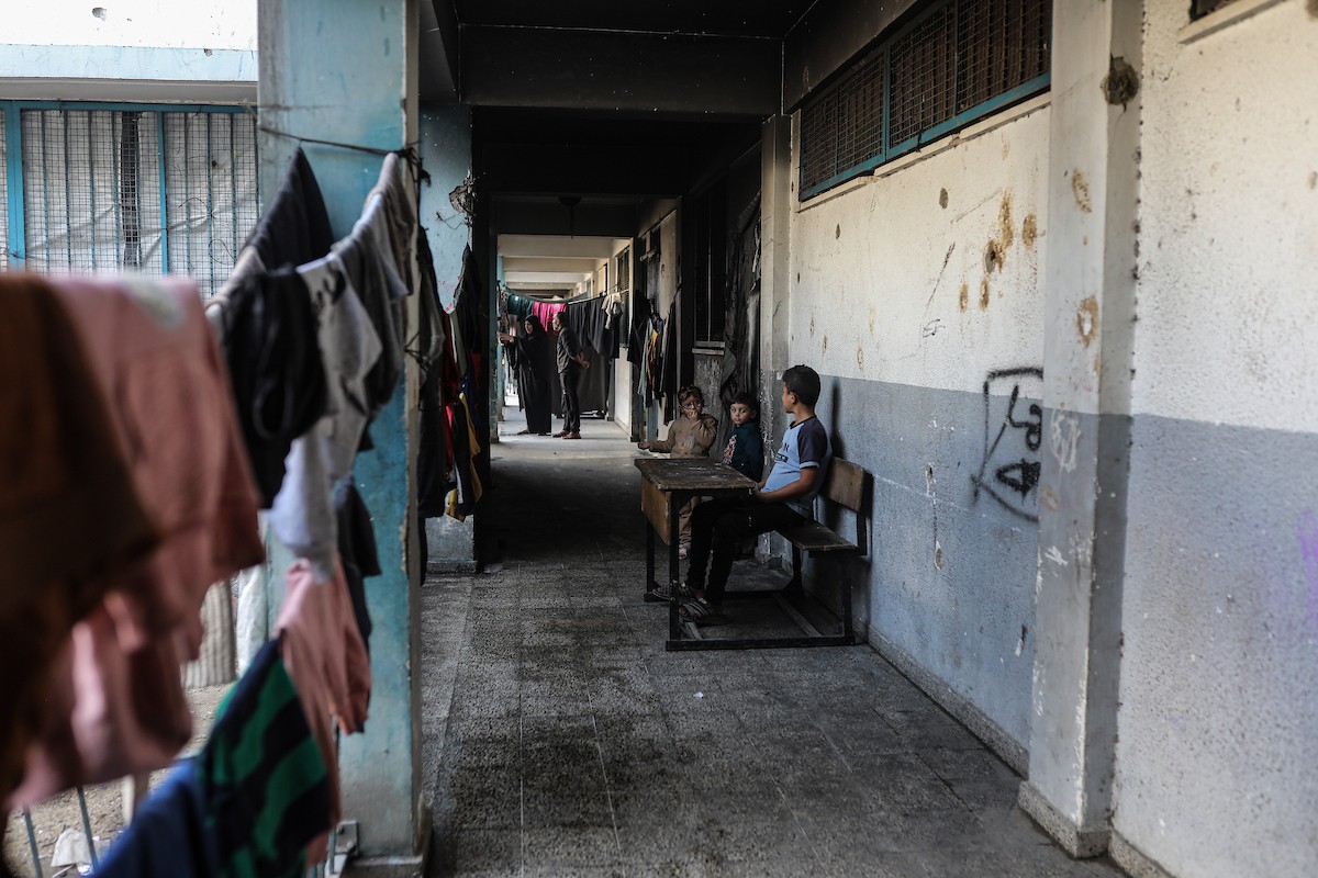 عائلات فلسطينية نزحت جراء الهجمات الإسرائيلية منذ 7 أكتوبر/تشرين الأول 2023، تأوي إلى مدرسة تابعة لوكالة الأونروا في حي تل الهوى بمدينة غزة. 26 يناير/كانون الثاني 2026، بعدسة عمر أشتوي