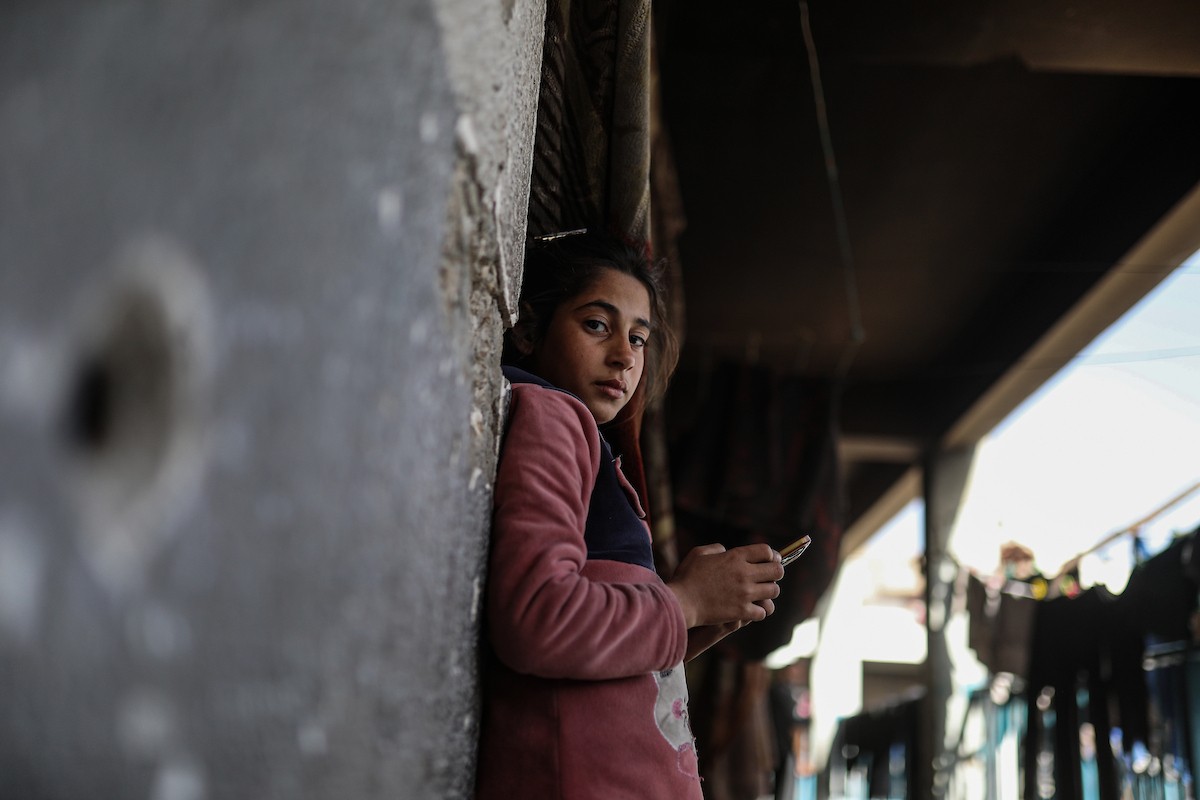 عائلات فلسطينية نزحت جراء الهجمات الإسرائيلية منذ 7 أكتوبر/تشرين الأول 2023، تأوي إلى مدرسة تابعة لوكالة الأونروا في حي تل الهوى بمدينة غزة. 26 يناير/كانون الثاني 2026، بعدسة عمر أشتوي