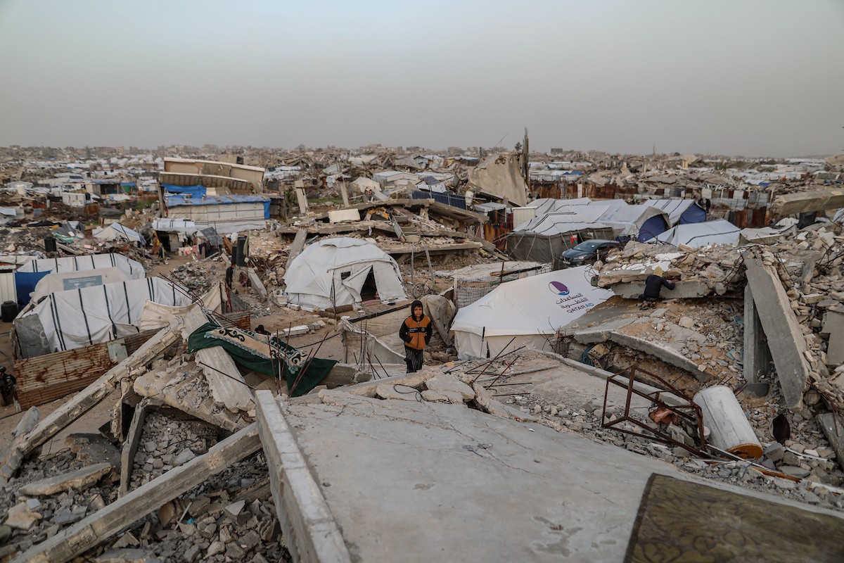 يُكافح الفلسطينيون النازحون لمواصلة حياتهم اليومية وسط الأنقاض التي خلّفتها الهجمات الإسرائيلية في جباليا، شمال قطاع غزة، في 12 يناير/كانون الثاني 2026. صورة: عمر أشتوي