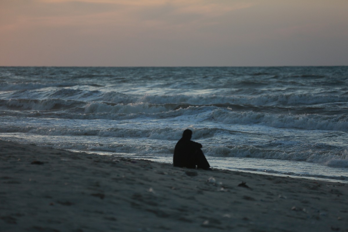 فلسطينيون يودعون عام 2025 بكتابة 2026 على رمال شاطئ غزة، 31 ديسمبركانون الأول 2025. صورة عمر أشتوي