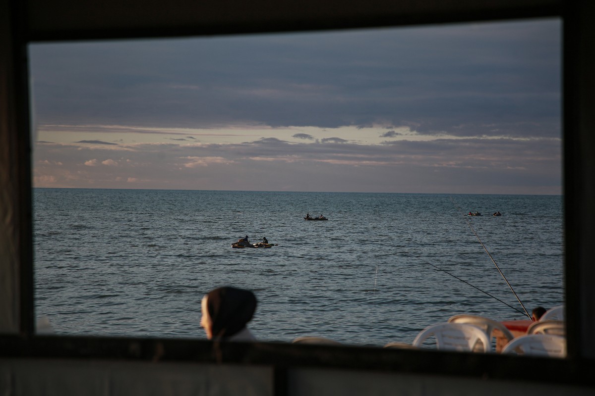 يقضي الفلسطينيون أوقاتهم على شاطئ البحر عند غروب الشمس في مدينة غزة، 16 يناير/كانون الثاني 2026. تصوير: عمر أشتوي