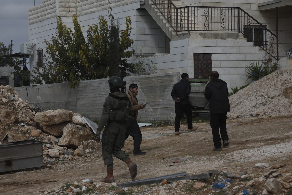 قوات إسرائيلية تهدم وتصادر عدد من المحلات التجارية المصنوعة من الكرفانات في السموع جنوب الخليل،31 ديسمبر/كانون الأول 2025. تصوير: مأمون وزواز