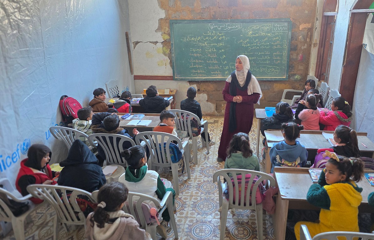 يتلقى الأطفال تعليمهم في أحد المراكز التعليمية بمدينة خان يونس جنوب قطاع غزة وسط مخاوف مستمرة من الغارات الإسرائيلية، نظرًا لموقعها القريب من 