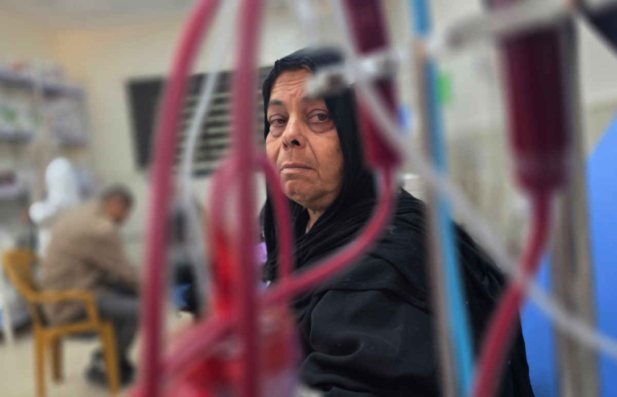 المسنّة عطاف جندية، تتلقى العلاج في مستشفى ناصر بمدينة خان يونس، بعد إصابتها بفشل كلوي ،في ظل النقص الحاد في الأدوية والمستلزمات الطبية والحالة الحرجة التي تعاني منها مستشفيات قطاع غزة،1 يناير/كانون الثاني 2026. تصوير: طارق محمد