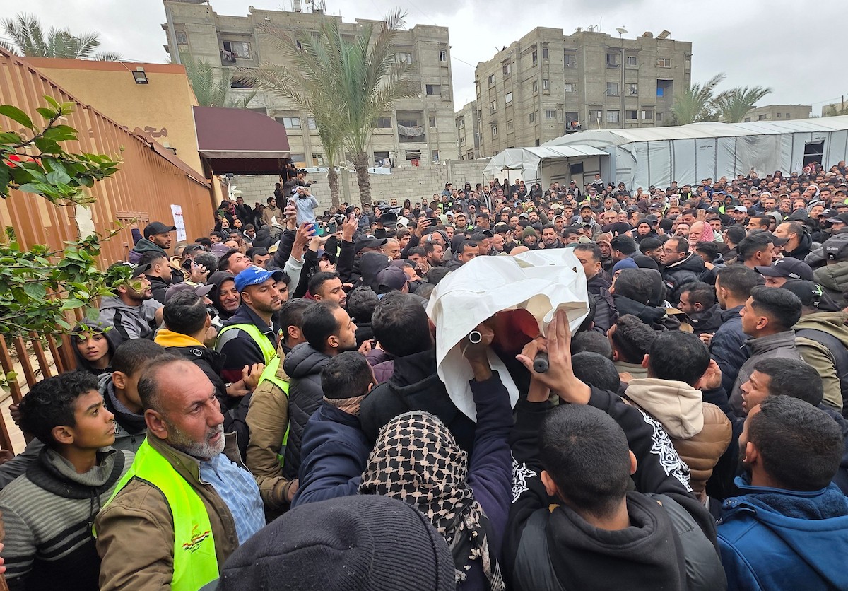 موكب جنازة ثلاثة صحفيين في مستشفى ناصر بخان يونس. وكان الصحفيون قد استشهدوا أمس عندما استهدف الجيش الإسرائيلي سيارة تابعة للجنة المصرية أثناء عملهم في منطقة الزهراء وسط قطاع غزة، 22 يناير/كانون الثاني 2026 (صورة: طارق محمد)