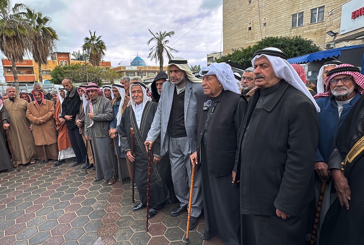  التجمع الوطني للقبائل والعشائر والعائلات الفلسطينية ينظم وقفة  في دير البلح دعمًا للجنة الوطنية الفلسطينية لإدارة قطاع غزة، ١٨ يناير/كانون ثاني ٢٠٢٦. صورة: أحمد إبراهيم