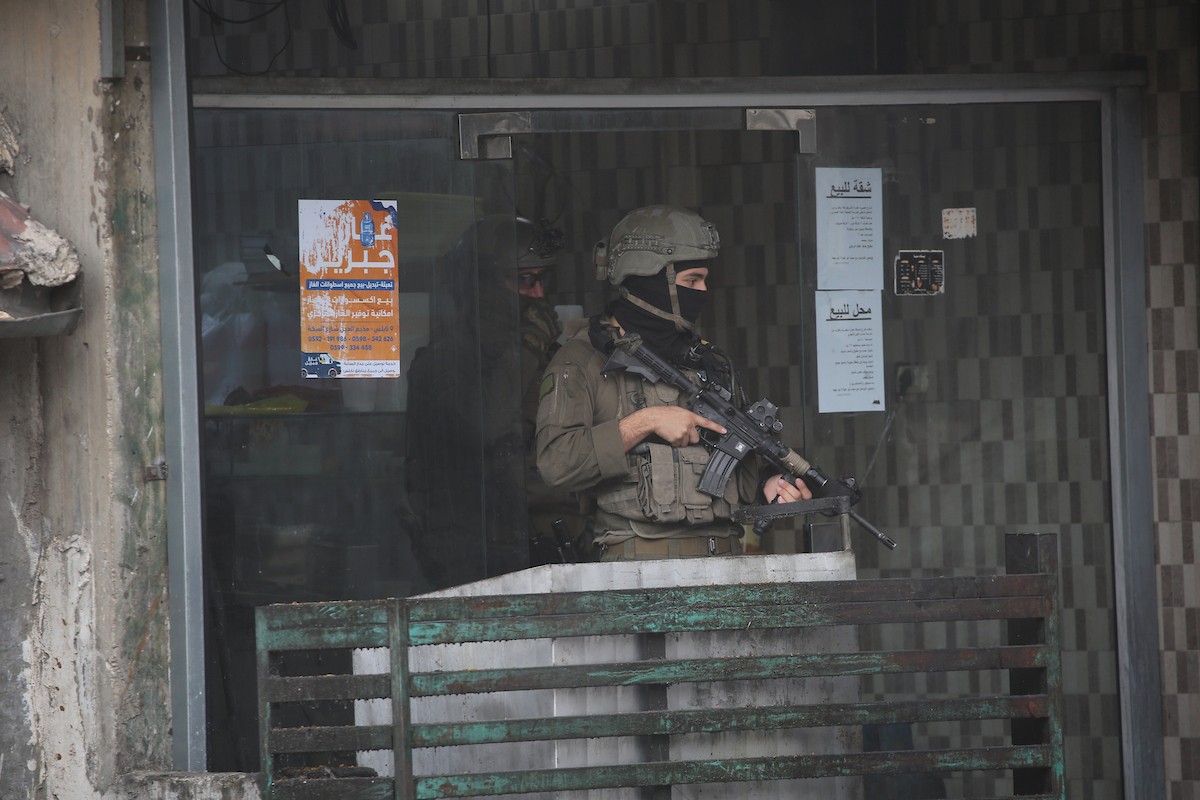 نفّذت قوات الجيش الإسرائيلي عملية عسكرية في مخيم العين للاجئين غرب نابلس، ٢٢ يناير/كانون الثاني ٢٠٢٦. صورة: محمد ناصر