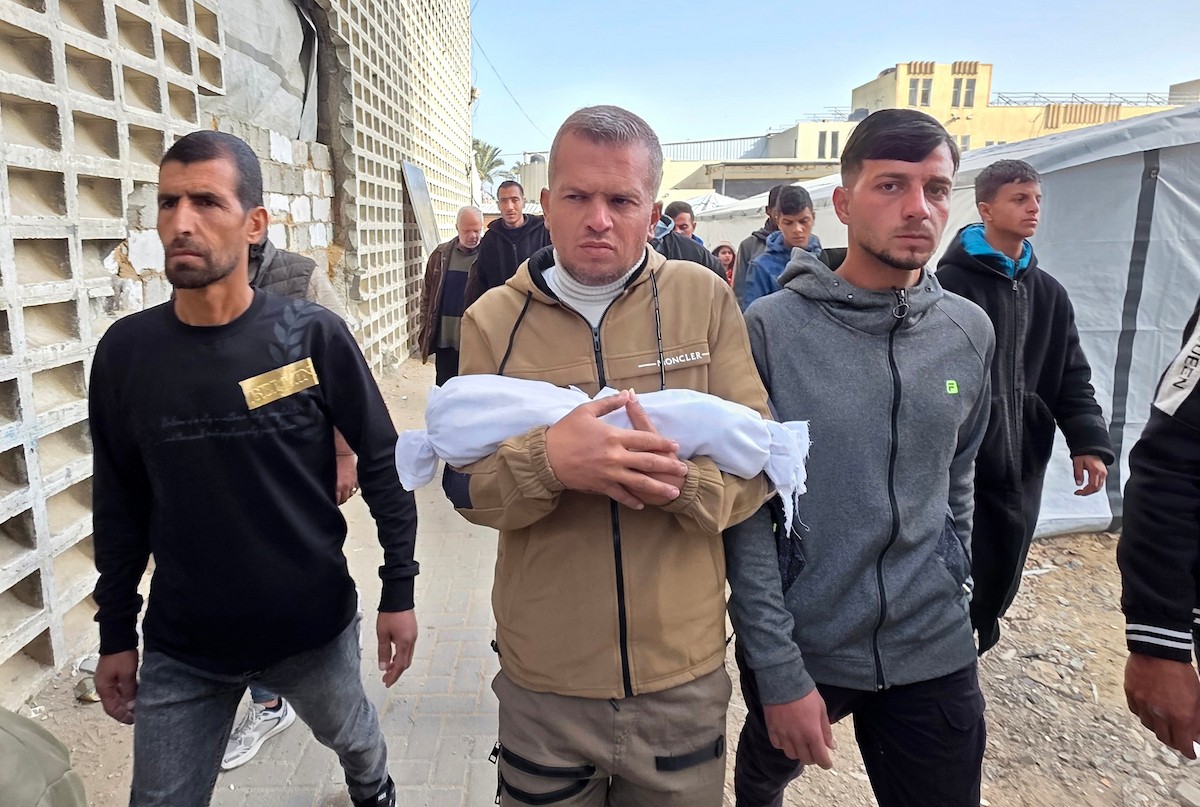 ينعى الفلسطينيون جثمان الطفلة سجود عليان في مجمع ناصر الطبي بمدينة خان يونس، جنوب قطاع غزة، في 24 يناير/كانون الثاني 2026، بعد سبعة أيام من ولادتها. (صورة: طارق محمد/وكالة الأنباء الفلسطينية)