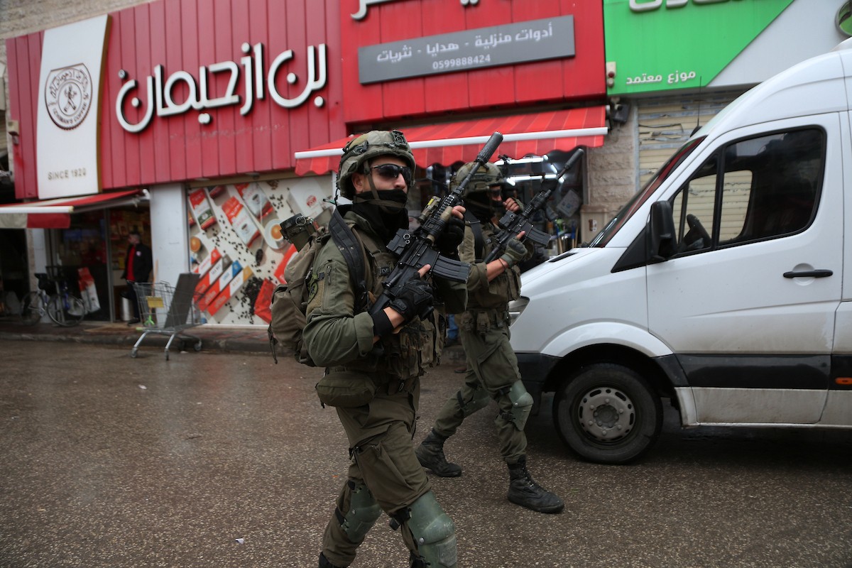 القوات الإسرائيلية تداهم عدد من المحال التجارية في السوق المركزي وتطلق النار تجاه بناية سكنية، وتوقف عدد من المواطنين في البلدة القديمة بمدينة نابلس، 1 يناير/كانون الثاني ٢٠٢٦. صورة: محمد ناصر