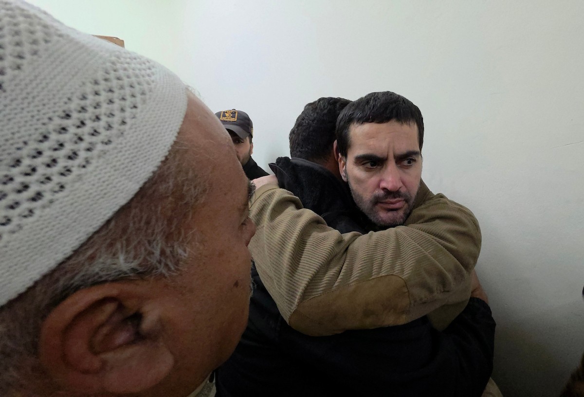 نُقل سبعة أسرى فلسطينيين أفرجت عنهم القوات الإسرائيلية إلى مستشفى شهداء الأقصى عبر اللجنة الدولية للصليب الأحمر، في دير البلح، وسط قطاع غزة، بتاريخ 25 يناير/كانون الثاني 2026. (صورة: أحمد إبراهيم)