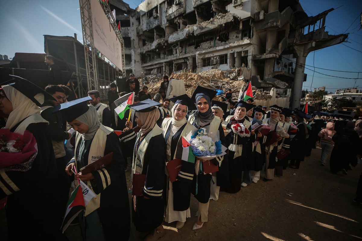 حفل تخرج لـ ٢٣٠ طالبًا وطالبةً في كلية الطب بمجمع الشفاء الطبي (مستشفى الشفاء)، الذي تضرر بشدة جراء الهجمات العسكرية الإسرائيلية على مدينة غزة في ٣ يناير/كانون الثاني ٢٠٢٦. صورة: عمر أشتوي