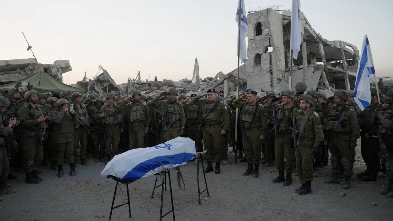 رئيس الأركان الإسرائيلي ايال زمير وقائد المنطقة الجنوبية اللواء يانيف عاسور وقادة الفرق  يؤدون التحية العسكرية للمساعد ران غفيلي  54.jpg