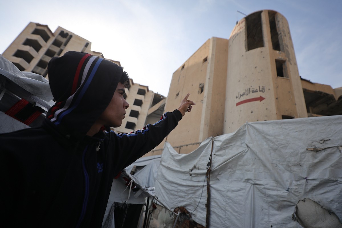 يكافح الشاب الفلسطيني أحمد أبو سعادة، البالغ من العمر عشرين عامًا، من أجل البقاء في خيمة مؤقتة بعد أن فقد زوجته، ولاء جحا، بعد ثلاثة أيام فقط من زفافهما، إثر غارة جوية إسرائيلية على غزة، 7 يناير/كانون الثاني 2025. صورة: عمر أشتوي