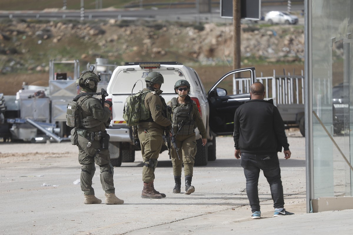 قوات إسرائيلية تهدم وتصادر عدد من المحلات التجارية المصنوعة من الكرفانات في السموع جنوب الخليل،31 ديسمبر/كانون الأول 2025. تصوير: مأمون وزواز