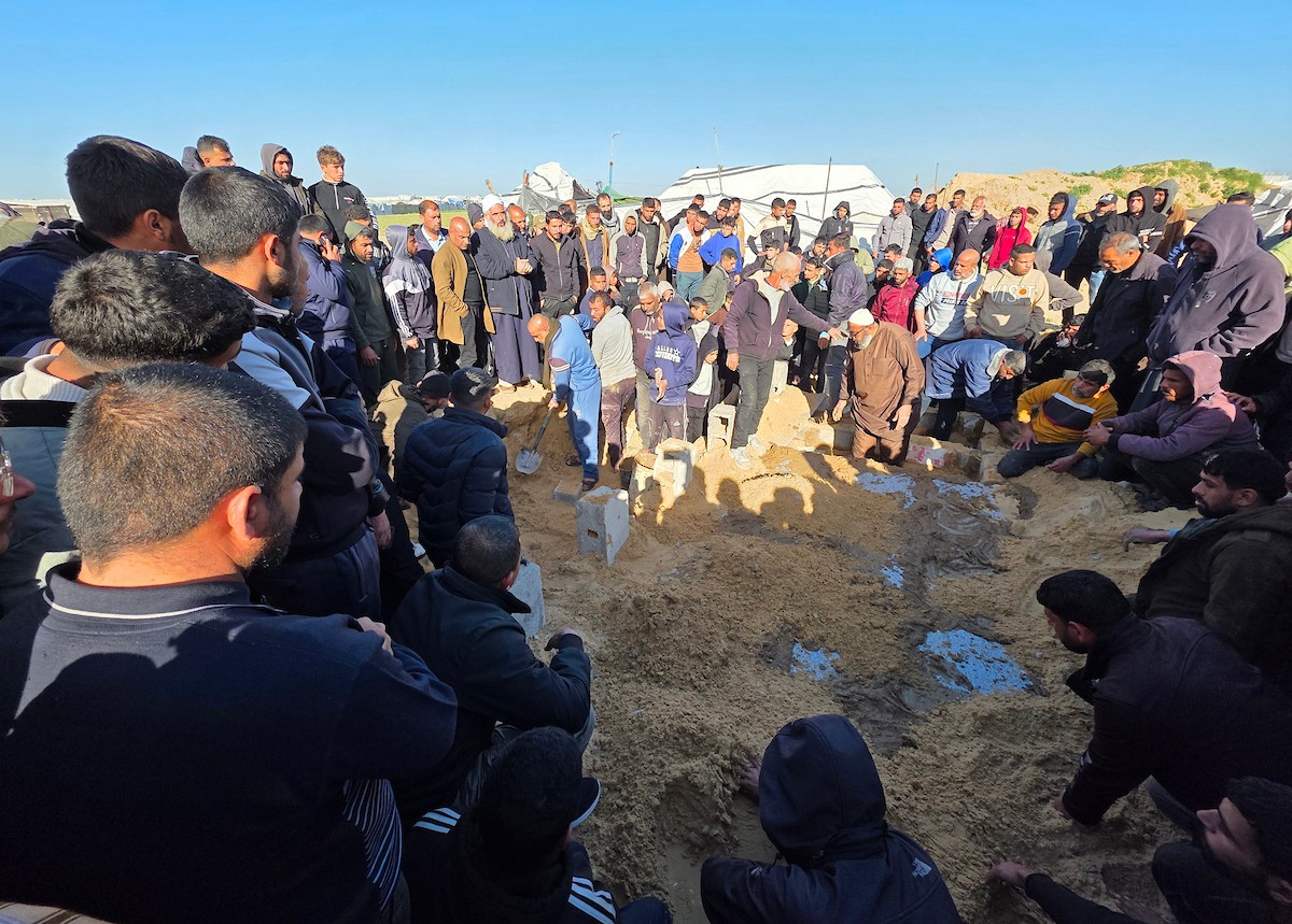 ينعى الفلسطينيون أرواح ذويهم بعد أن استهدفت القوات الإسرائيلية خيمةً تؤوي نازحين مدنيين بطائرة مسيرة في خان يونس جنوب قطاع غزة في 31 يناير/كانون الثاني 2026. (صورة: طارق محمد)