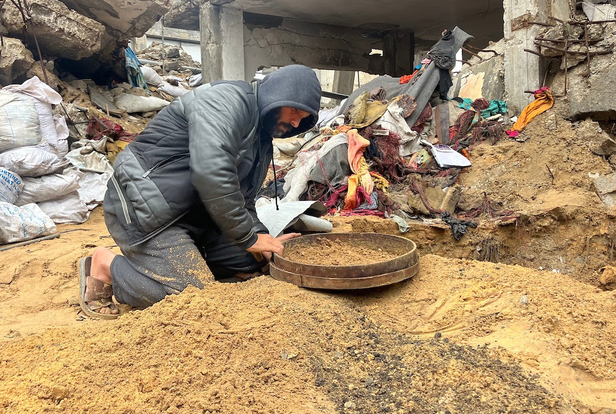 على مدى 160 يومًا، استخدم الفلسطيني اسماعيل ابو حماد، البالغ من العمر 45 عامًا، مجرفة وفأسًا ومنخلًا في محاولة للعثور على رفات عائلته بعد أن فقد زوجته وأطفاله الستة في هجوم إسرائيلي على حي الصبرة بمدينة غزة ، 19 يناير/كانون الثاني 2026. (صورة: مطر الزاق)