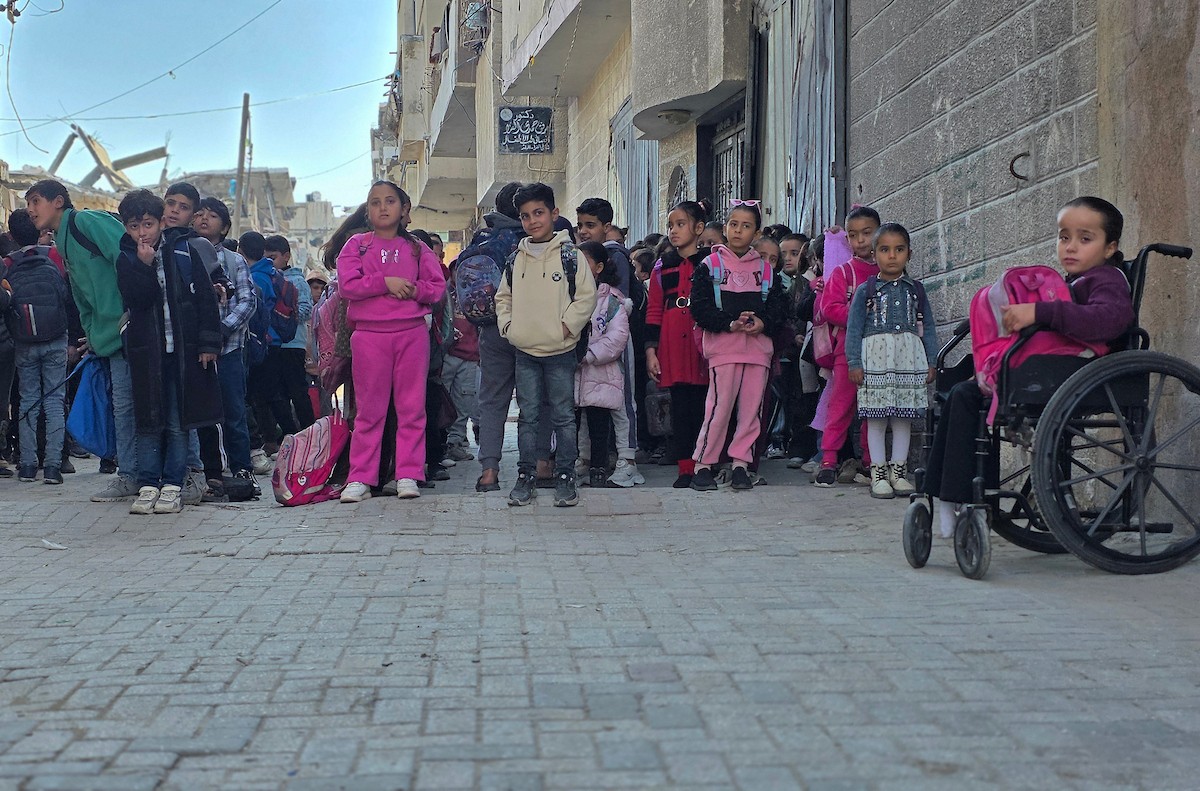 يتلقى الأطفال تعليمهم في أحد المراكز التعليمية بمدينة خان يونس جنوب قطاع غزة وسط مخاوف مستمرة من الغارات الإسرائيلية، نظرًا لموقعها القريب من 