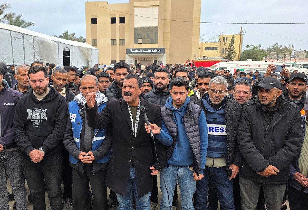 موكب جنازة ثلاثة صحفيين في مستشفى ناصر بخان يونس. وكان الصحفيون قد استشهدوا أمس عندما استهدف الجيش الإسرائيلي سيارة تابعة للجنة المصرية أثناء عملهم في منطقة الزهراء وسط قطاع غزة، 22 يناير/كانون الثاني 2026 (صورة: طارق محمد)