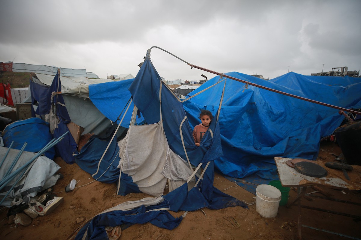 يحاول فلسطينيون استعادة ممتلكاتهم من موقع غارة جوية إسرائيلية استهدفت خيامًا في مدينة غزة ليلة أمس، 9 يناير/كانون الثاني 2026. صورة: عمر أشتوي