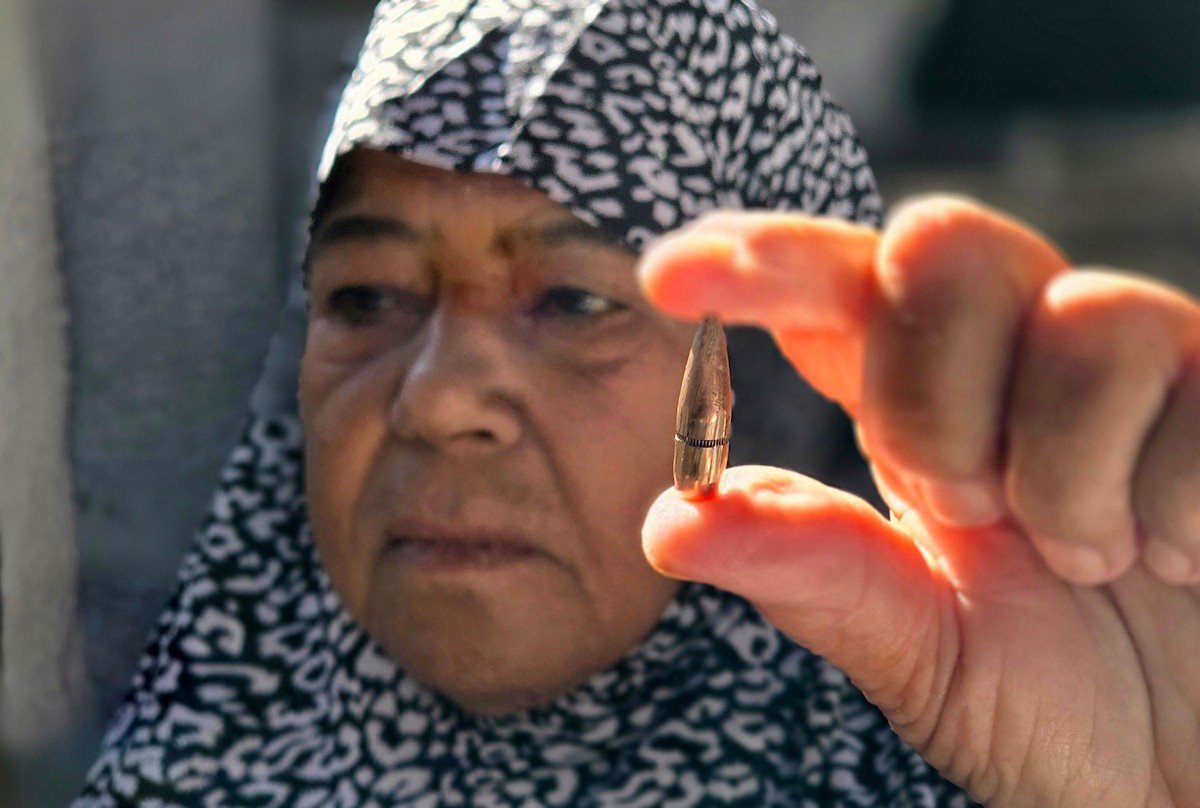 الرافعات الإسرائيلية تستهدف النازحين قرب مستشفى ناصر بخان يونس،1 يناير/كانون الثاني 2026. صورة: طارق محمد